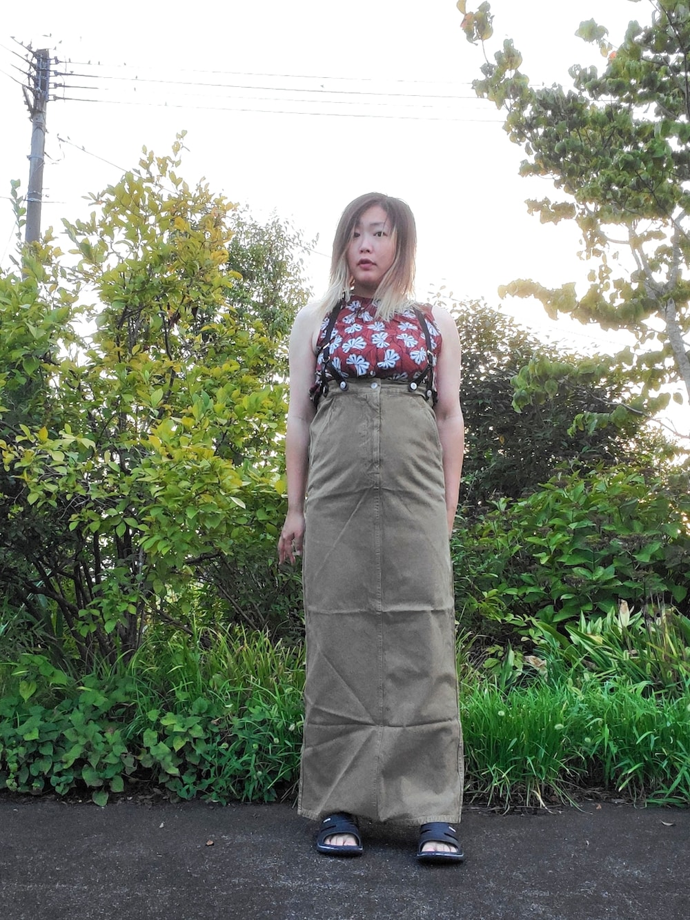 グリーン系のシャツ/ブラウス、ベージュ系のワンピースを着用したレディースの夏コーディネートの4枚目の写真