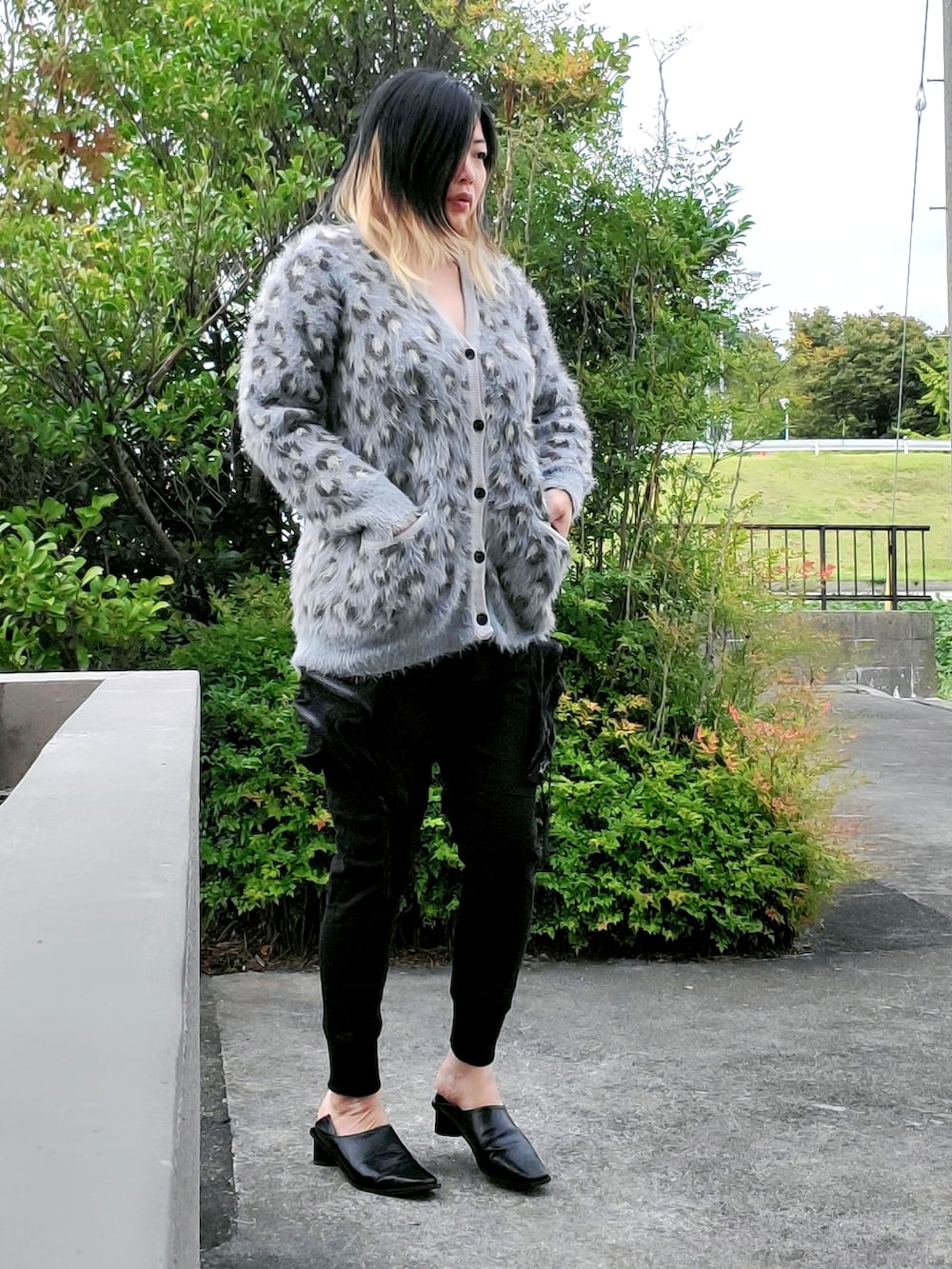 ブラック系のその他パンツ、ブラック系のパンプス、グレー系のカーディガン/ボレロを着用したレディースの秋コーディネートの4枚目の写真