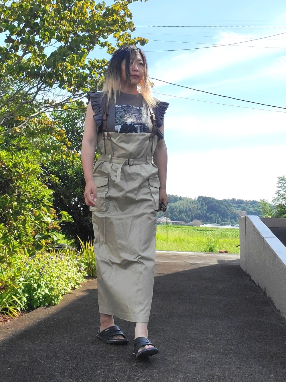 ブラック系のTシャツ/カットソー、ベージュ系のサロペット/オーバーオールを着用したレディースの夏コーディネートの4枚目の写真