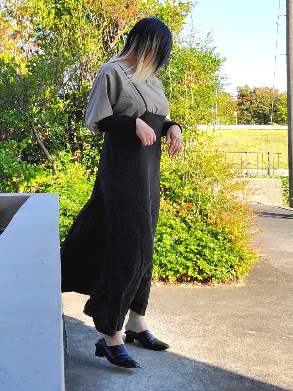 「WEARハロウィン2022、urban research sonny label、OSMOSIS、Lian」｜「URBAN RESEARCH Sonny Labelのリネン混サス付きフレアワンピース（ワンピース、ブラック系）」を使った、茶みこさん（レディース・165cm）の秋コーディネートの4枚目の写真