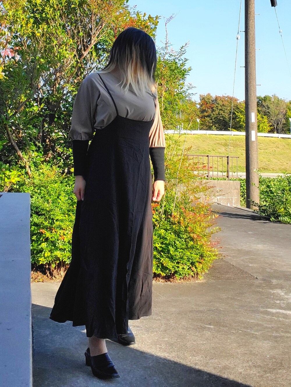 「WEARハロウィン2022、urban research sonny label、OSMOSIS、Lian」｜「URBAN RESEARCH Sonny Labelのリネン混サス付きフレアワンピース（ワンピース、ブラック系）」を使った、茶みこさん（レディース・165cm）の秋コーディネートの3枚目の写真