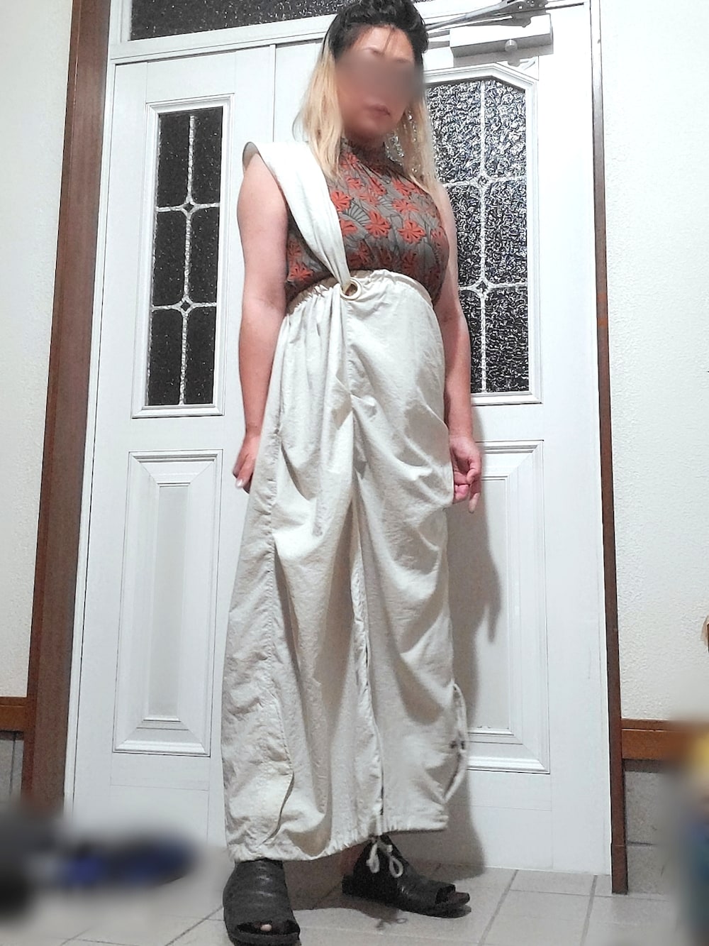 ベージュ系のワンピース、グリーン系のシャツ/ブラウスを着用したレディースの夏コーディネートの2枚目の写真