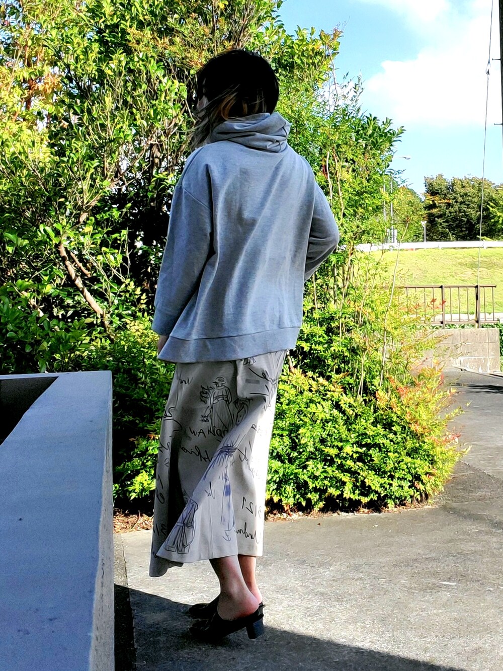 「秋ルック紹介するよ、スウェット、レザー、OSMOSIS、AMERI、amerivintage、Lian」｜「AmeriのUND JULIA FAKE LEATHER SKETCH SKIRT（スカート、ホワイト系）」を使った、茶みこさん（レディース・165cm）の秋コーディネートの3枚目の写真