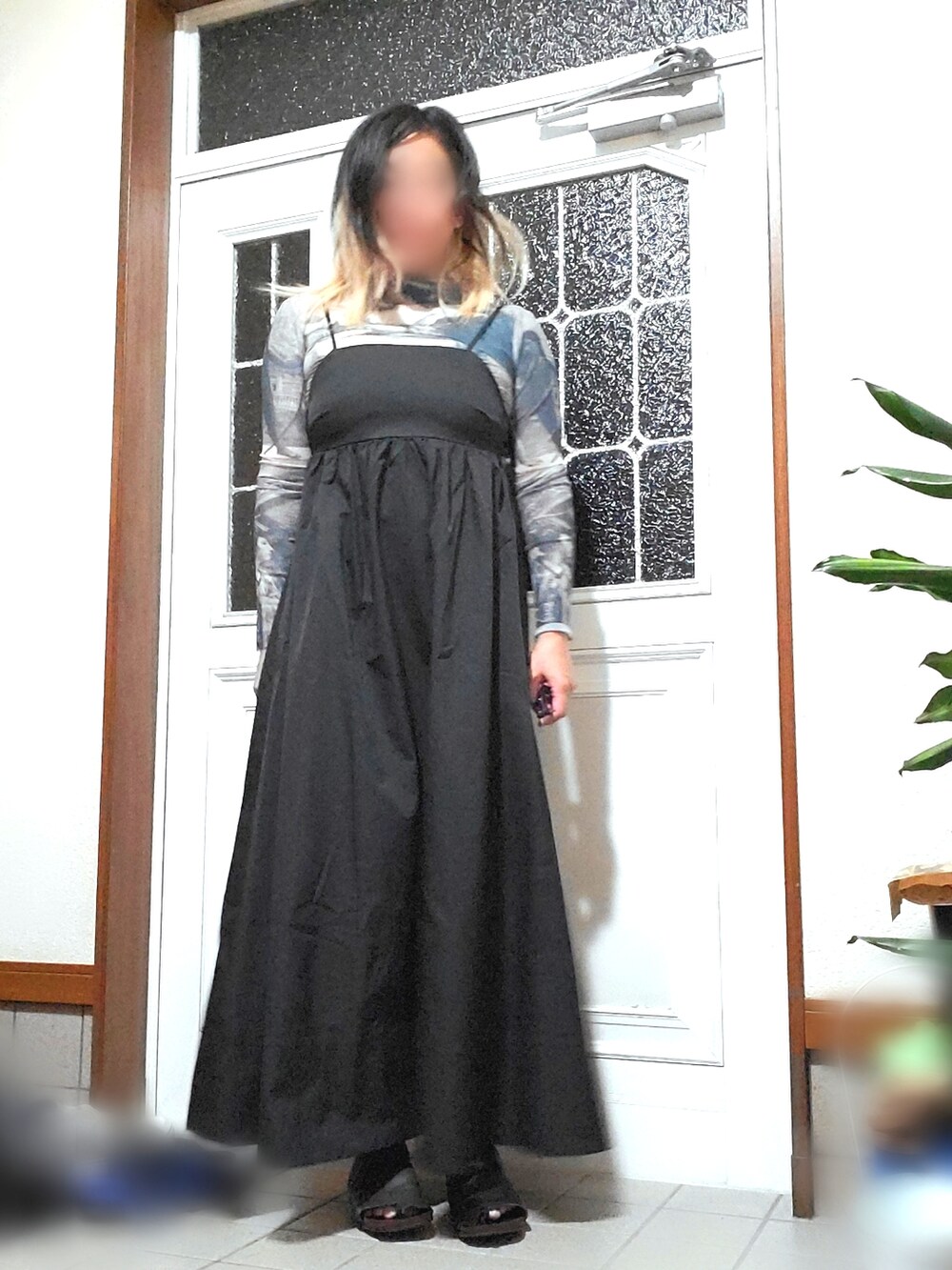 ブラック系のワンピース、ブルー系のTシャツ/カットソーを着用したレディースの秋コーディネートの3枚目の写真