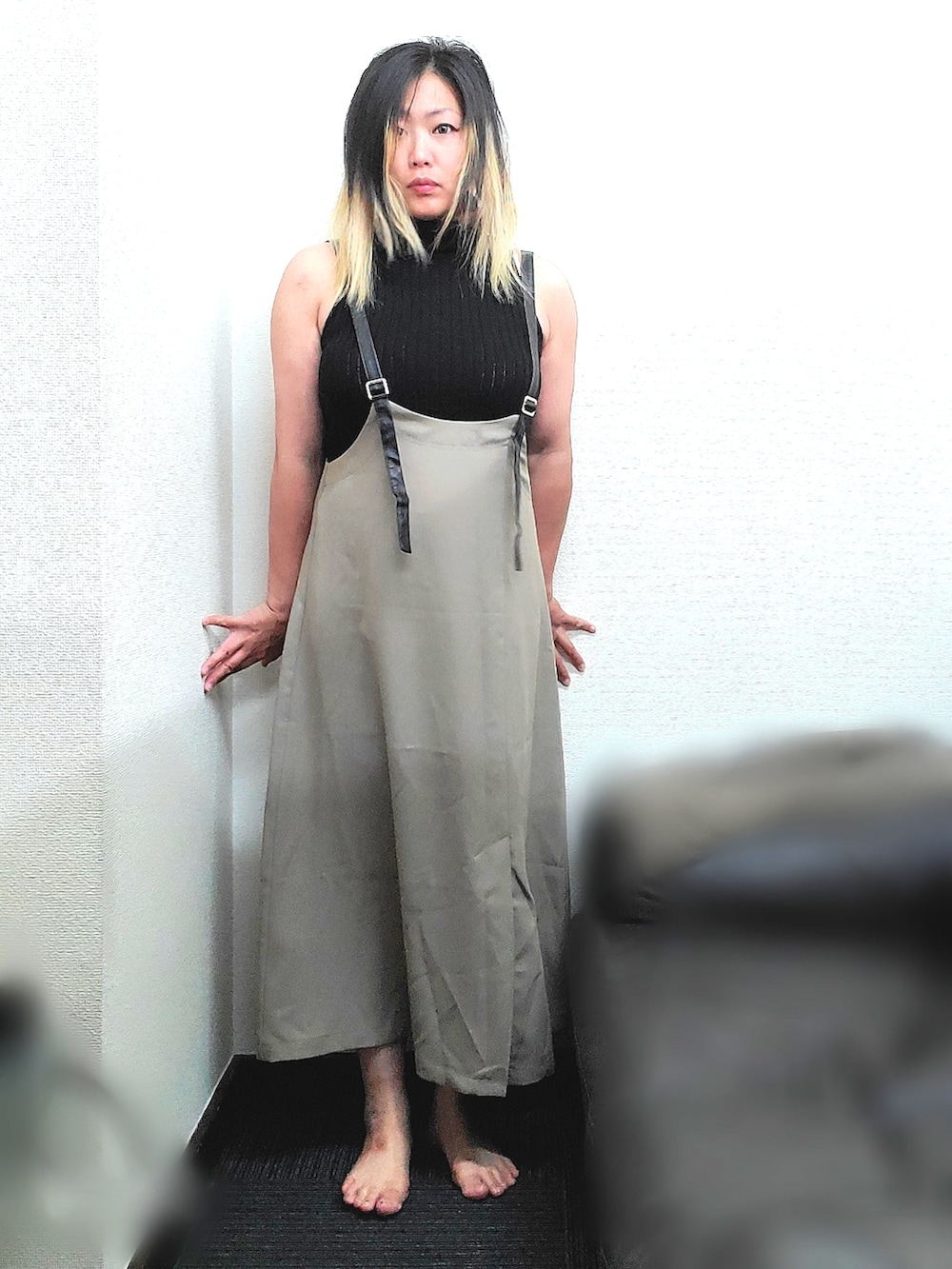 ブラウン系のジャンパースカート、ブラック系のニット/セーターを着用したレディースの秋コーディネートの2枚目の写真