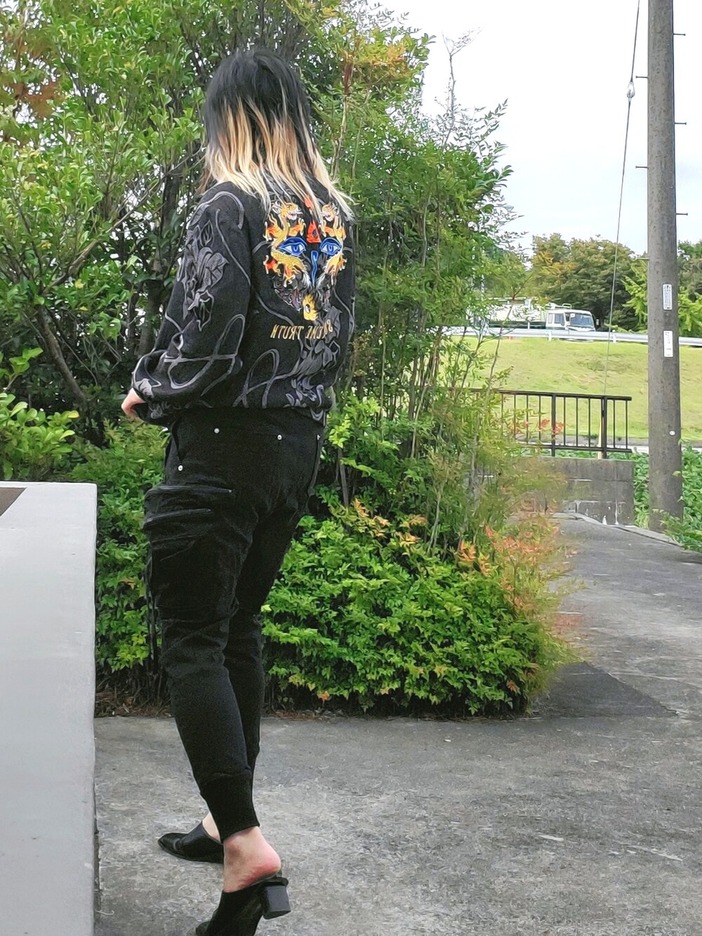 ブラック系のその他パンツ、ブラック系のパンプス、グレー系のブルゾンを着用したレディースの秋コーディネートの4枚目の写真