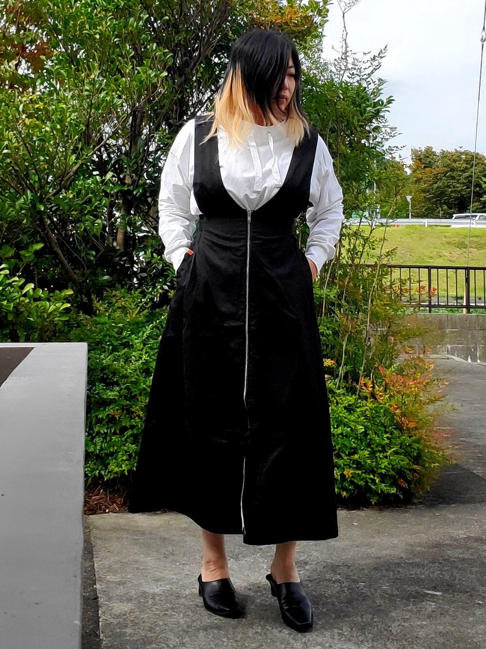 「秋ルック紹介するよ、universaloverall、AMERI、amerivintage、Lian、ジャンパースカート」｜「UNIVERSAL OVERALLのAMERI × universaloverall JUMPER SKIRT（スカート、ブラック系）」を使った、茶みこさん（レディース・165cm）の秋コーディネートの4枚目の写真