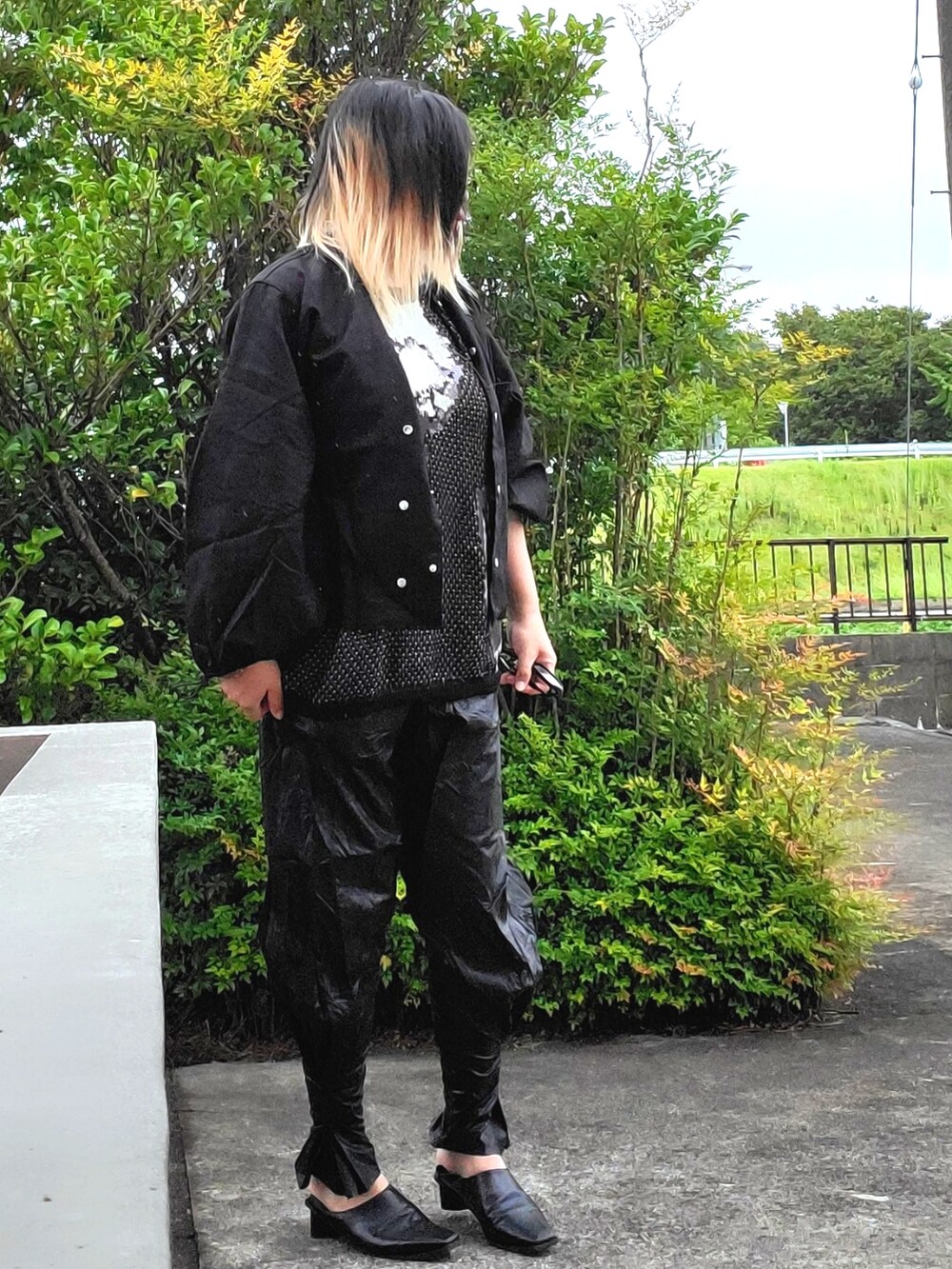 ブラック系のパンツ、ブラック系のニット/セーター、ブラック系のシャツ/ブラウスを着用したレディースの秋コーディネートの2枚目の写真