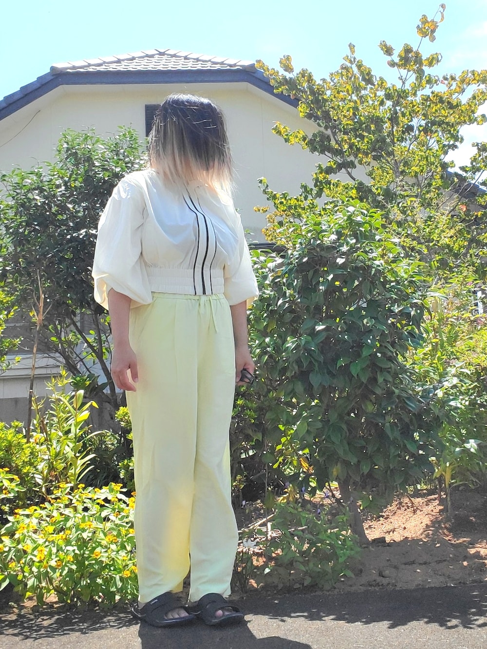 イエロー系のその他パンツ、ホワイト系のブルゾンを着用したレディースの夏コーディネートの3枚目の写真