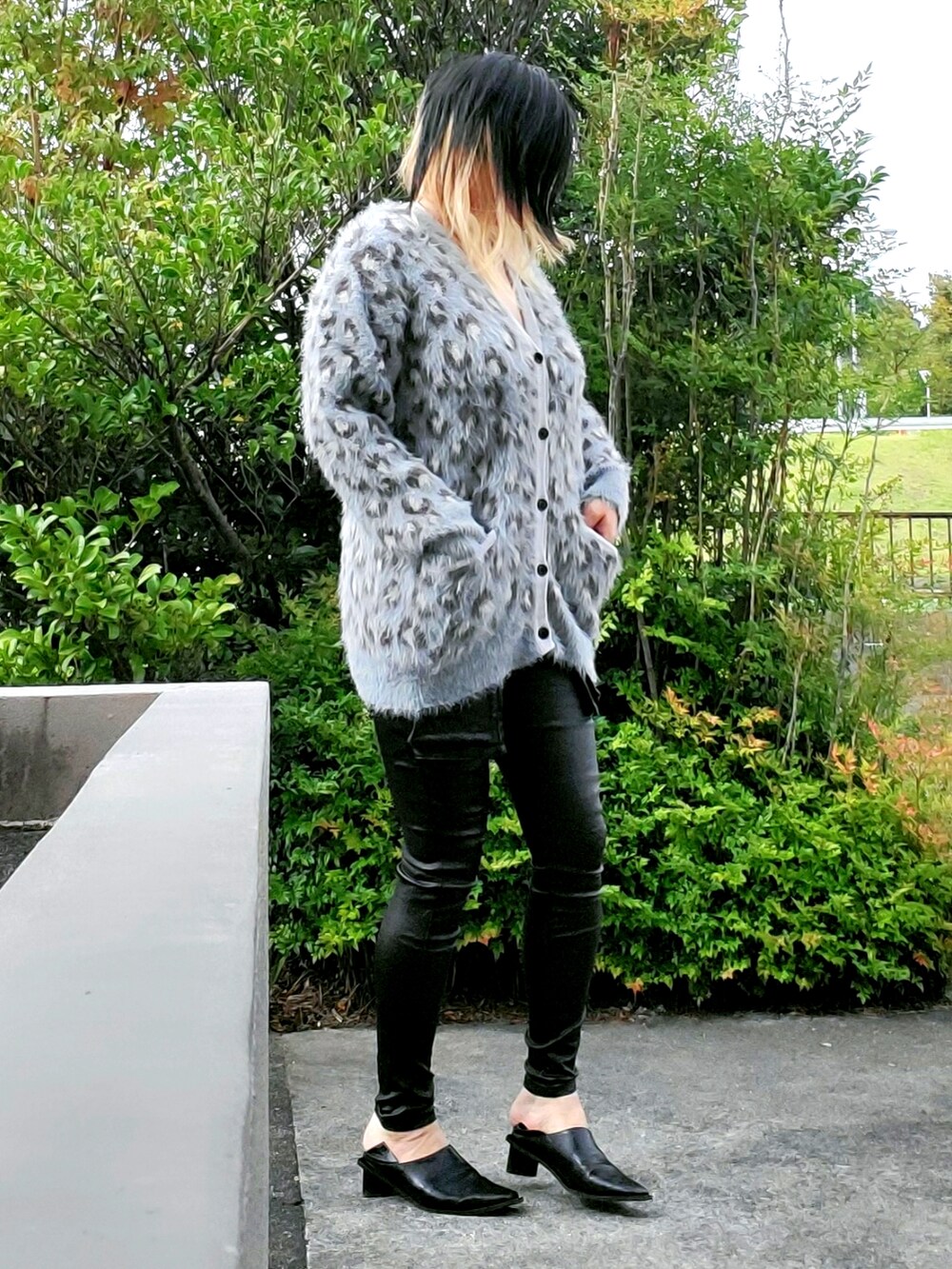 グレー系のカーディガン/ボレロ、ブラック系のカーゴパンツ、ブラック系のパンプスを着用したレディースの秋コーディネートの2枚目の写真