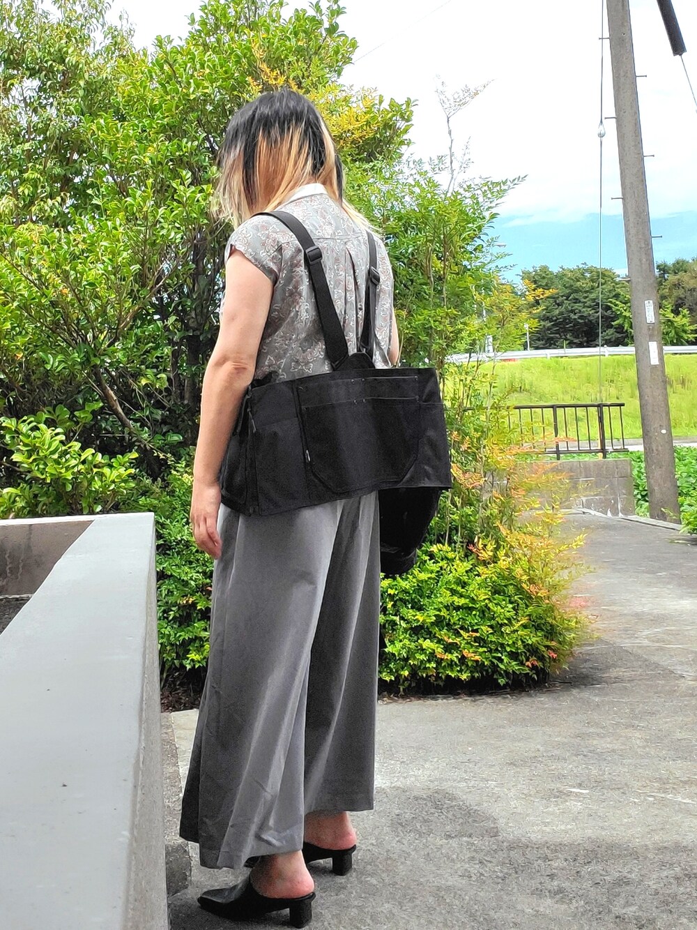 ブラック系のベスト、その他のシャツ/ブラウス、グリーン系のその他アウターを着用したレディースの秋コーディネートの2枚目の写真