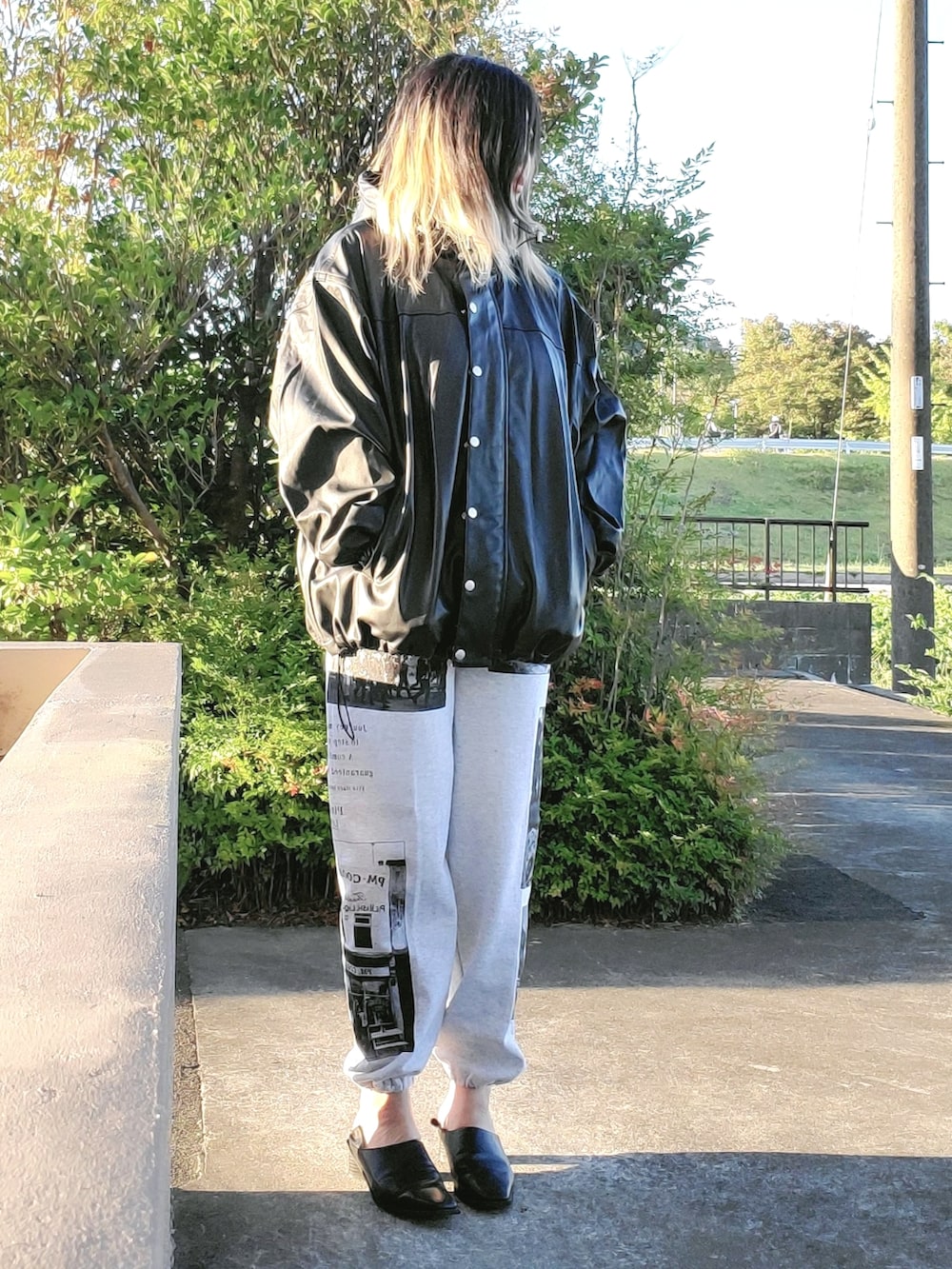 「レザー、スウェット、レザージャケット、スウェットパンツ、RNA、JEANASiS、モノトーン、ブルゾン」｜「LIANのスクエアトゥブーティ（パンプス、ブラック系）」を使った、茶みこさん（レディース・165cm）の秋コーディネートの2枚目の写真