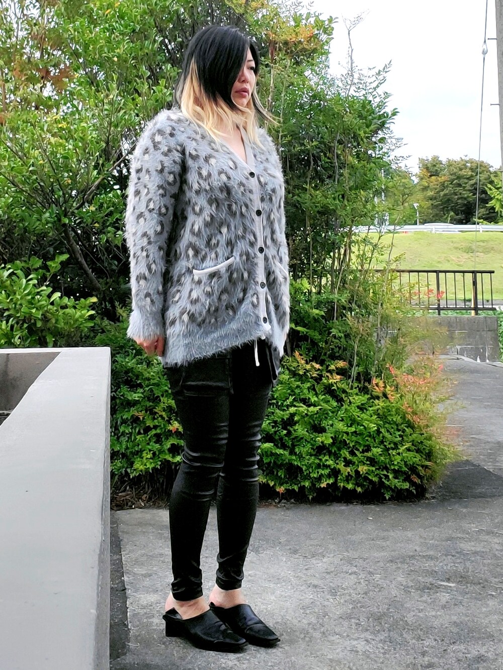 グレー系のカーディガン/ボレロ、ブラック系のカーゴパンツ、ブラック系のパンプスを着用したレディースの秋コーディネートの3枚目の写真