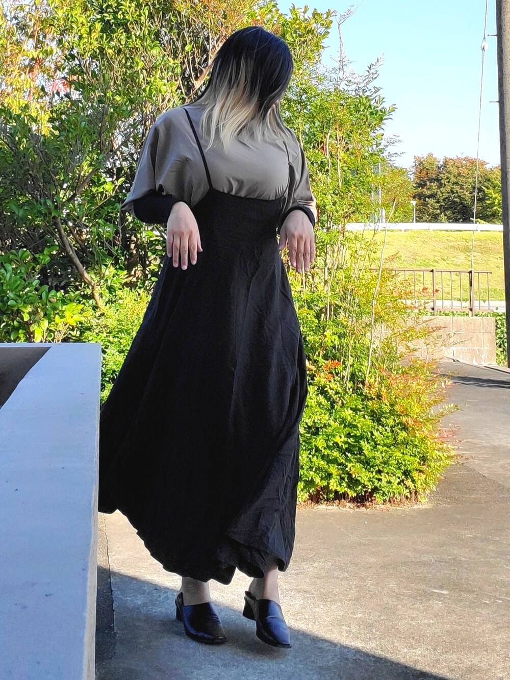 「WEARハロウィン2022、urban research sonny label、OSMOSIS、Lian」｜「URBAN RESEARCH Sonny Labelのリネン混サス付きフレアワンピース（ワンピース、ブラック系）」を使った、茶みこさん（レディース・165cm）の秋コーディネートの5枚目の写真