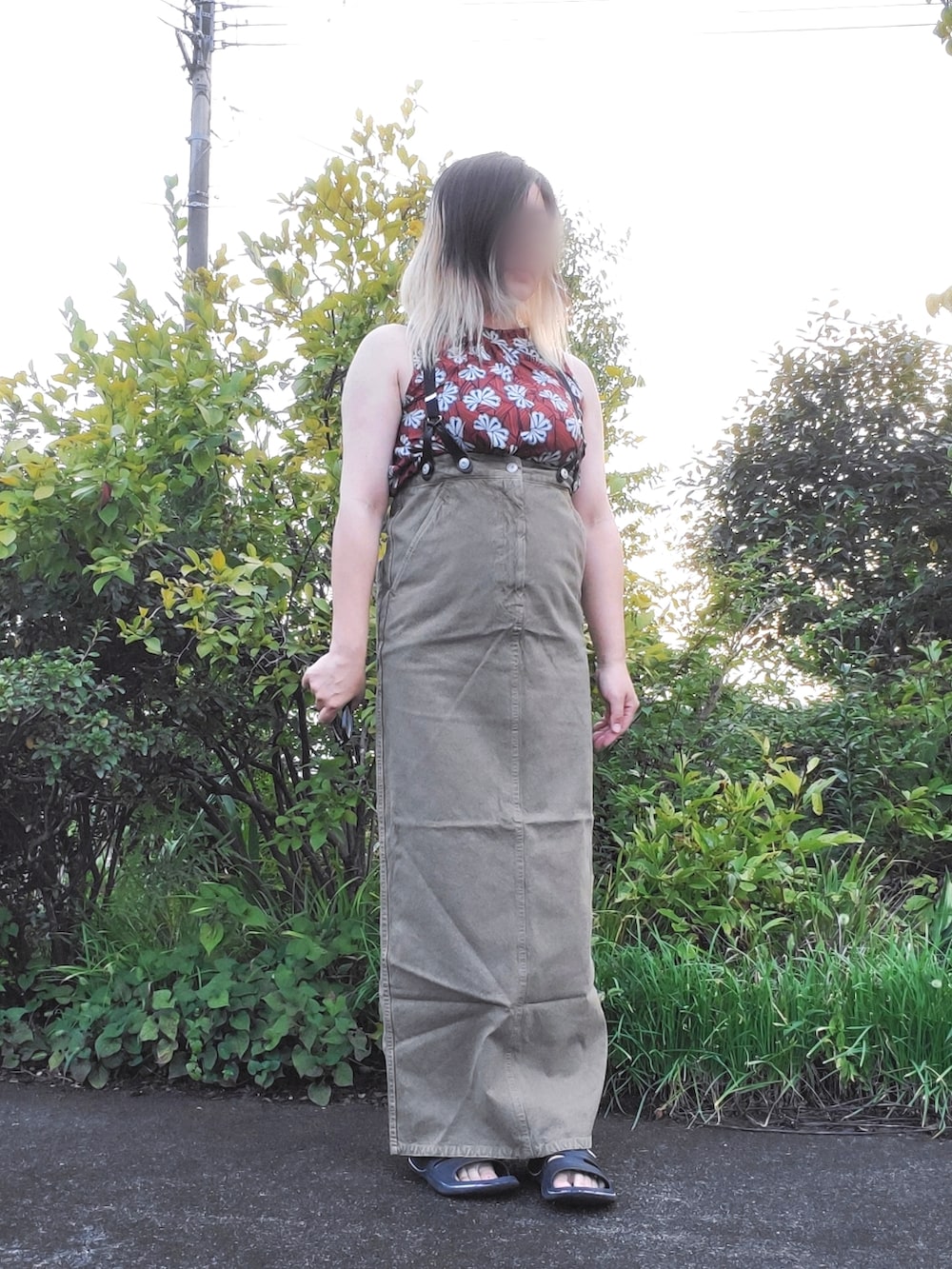 グリーン系のシャツ/ブラウス、ベージュ系のワンピースを着用したレディースの夏コーディネートの2枚目の写真