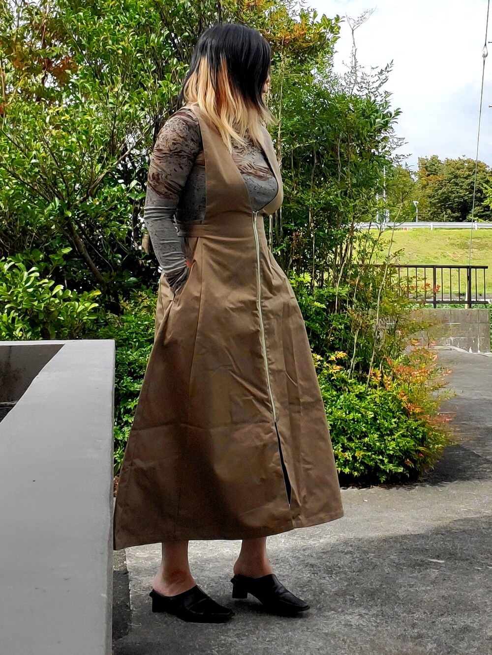 「秋ルック紹介するよ、universaloverall、AMERI、amerivintage、me+em select、Lian」｜「UNIVERSAL OVERALLのAMERI × universaloverall JUMPER SKIRT（スカート、ベージュ系）」を使った、茶みこさん（レディース・165cm）の秋コーディネートの2枚目の写真