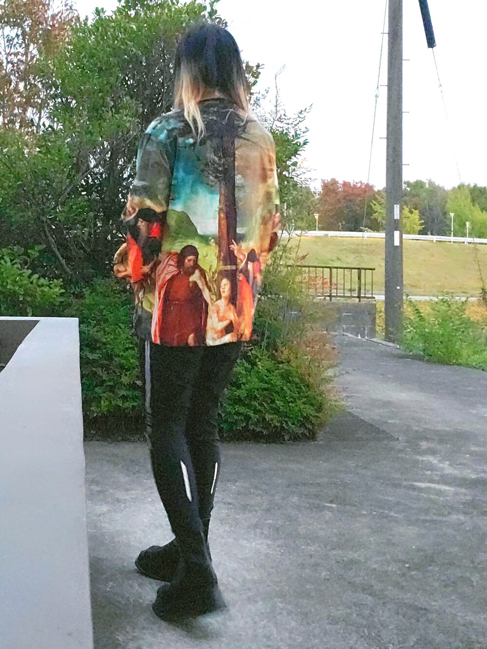 ブラック系のスリッポン、その他のナイロンジャケットを着用したレディースの秋コーディネートの3枚目の写真