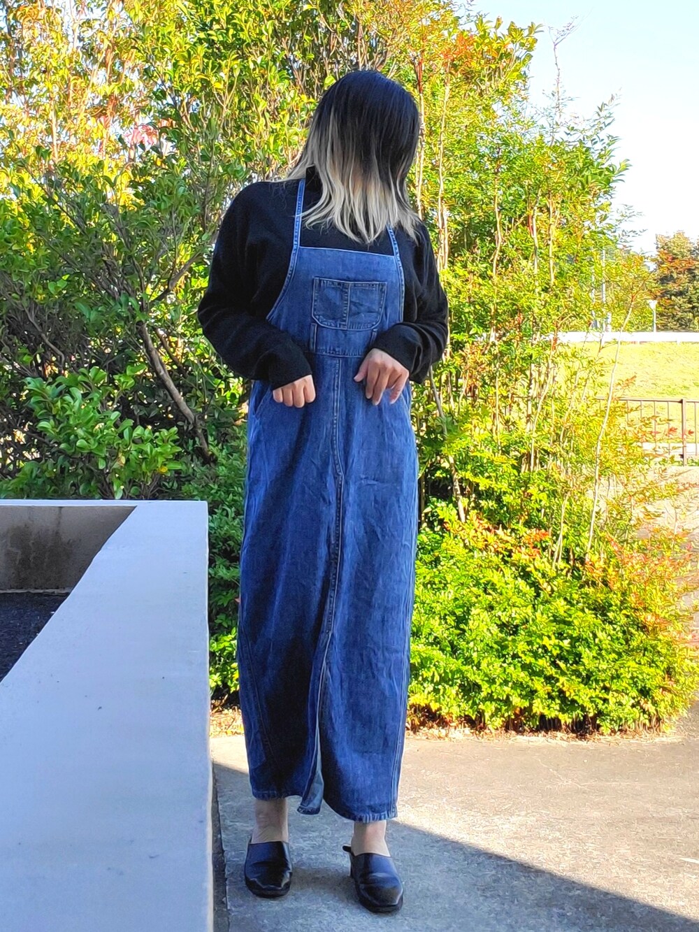 「デニム、WEARハロウィン2022、antiqua、Lian、LVEU.」｜「LVEU.のDenim jumper skirt / デニムジャンパースカート（ジャンパースカート、ブルー系）」を使った、茶みこさん（レディース・165cm）の秋コーディネートの5枚目の写真