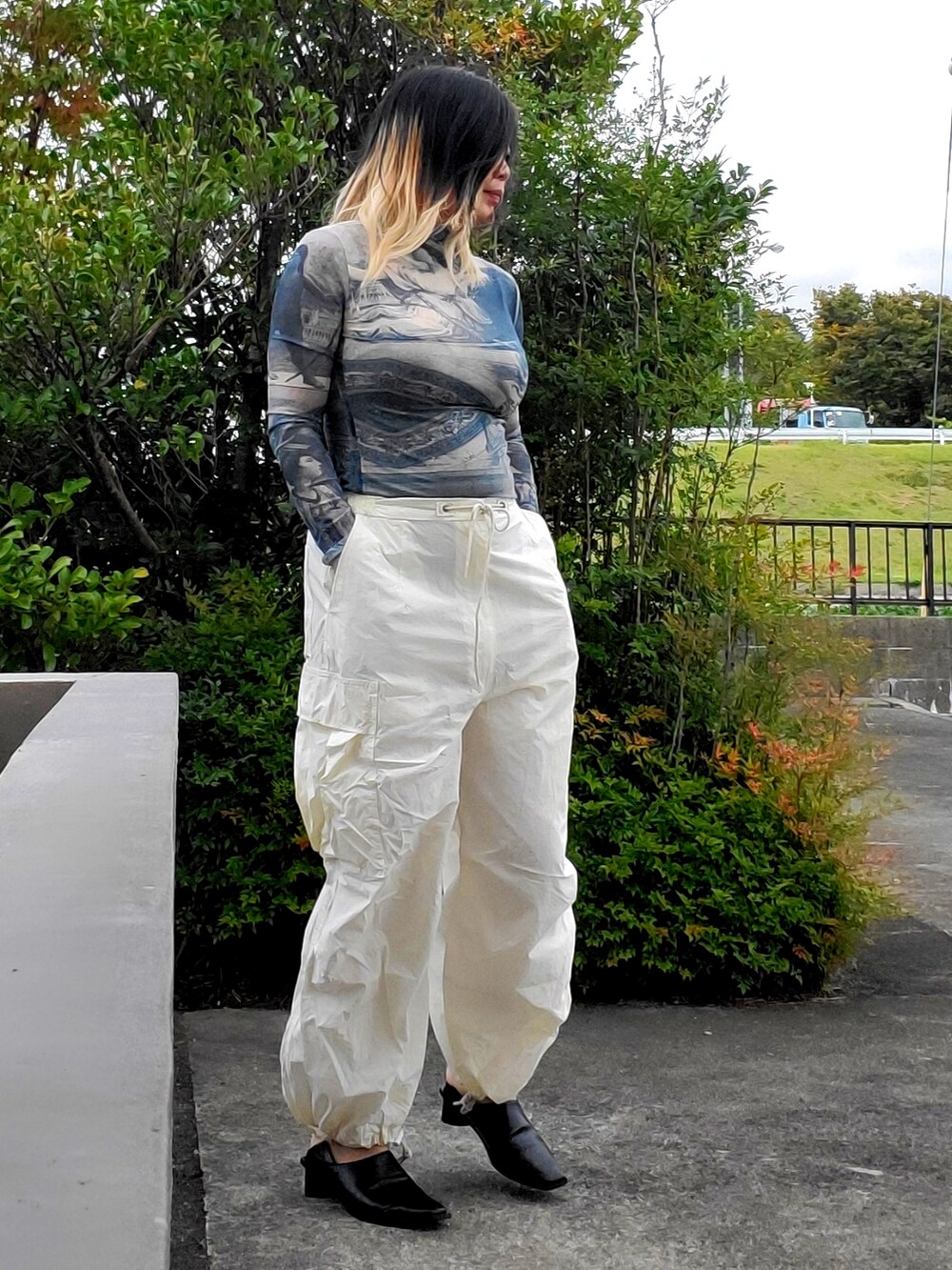 ホワイト系のカーゴパンツ、ブルー系のTシャツ/カットソー、ブラック系のパンプスを着用したレディースの秋コーディネートの4枚目の写真