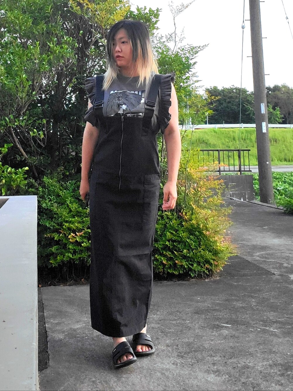 ブラック系のTシャツ/カットソー、ブラック系のスカートを着用したレディースの夏コーディネートの2枚目の写真