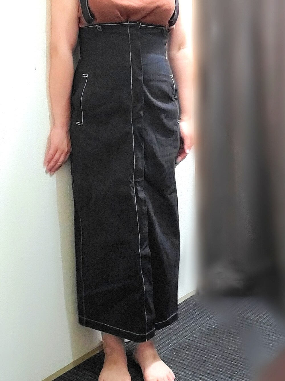 ブラック系のスカート、ブラウン系のニット/セーターを着用したレディースの秋コーディネートの3枚目の写真