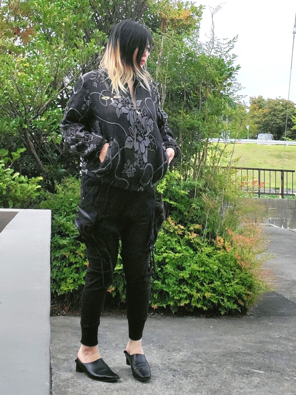 ブラック系のその他パンツ、ブラック系のパンプス、グレー系のブルゾンを着用したレディースの秋コーディネートの2枚目の写真