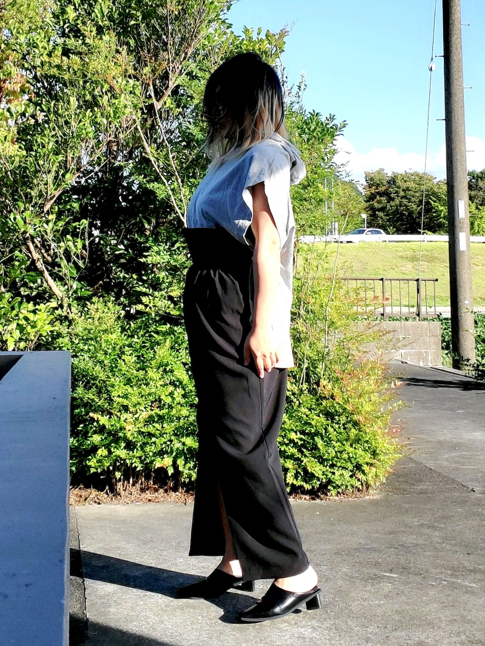 ブラック系のパンプス、ブラック系のパーカー、ブラック系のスカートを着用したレディースの秋コーディネートの3枚目の写真