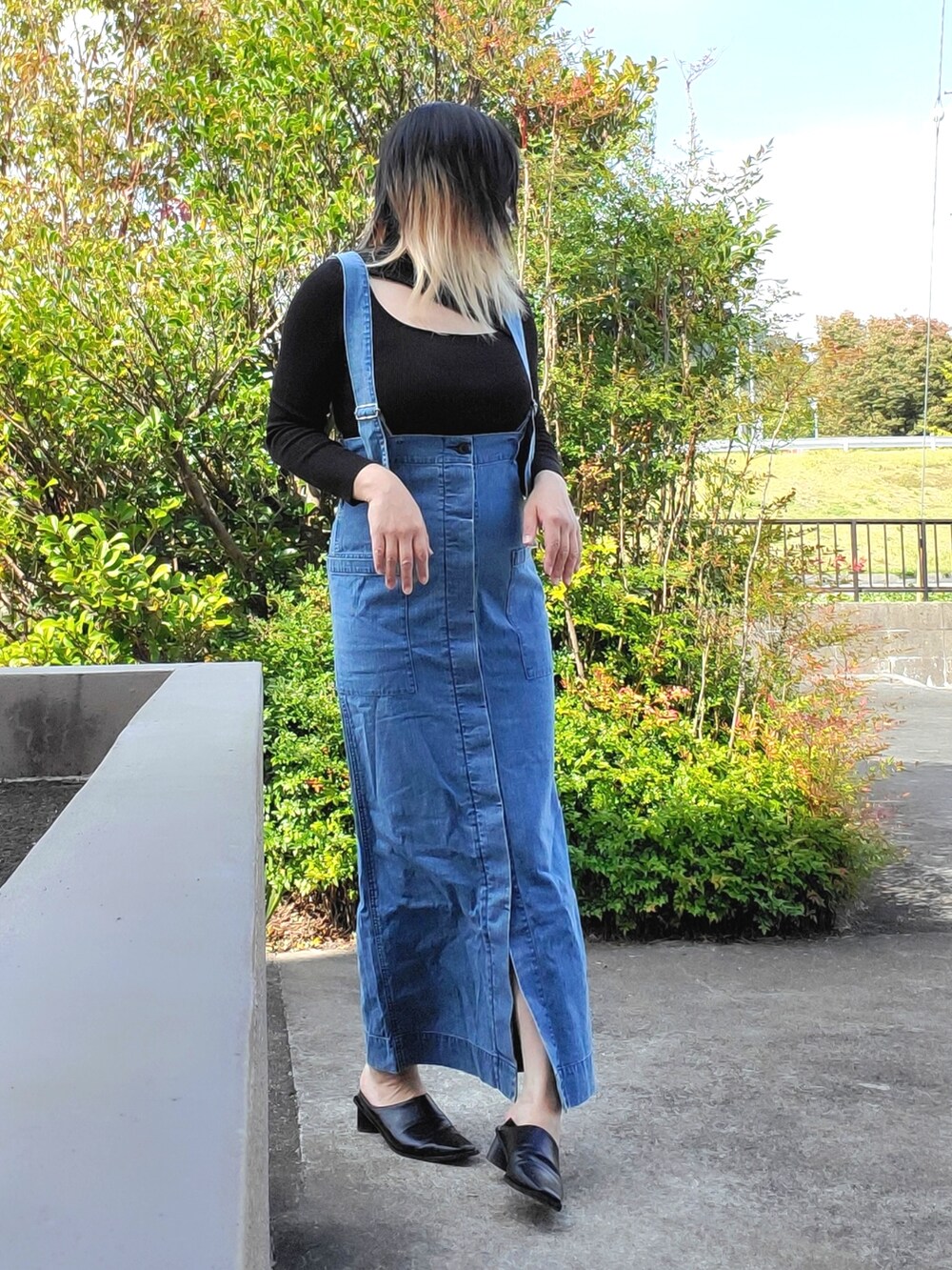 「WEARハロウィン2022、murua、johnbull、Lian、デニム、ジャンパースカート、マキシ丈ワンピース」｜「LIANのスクエアトゥブーティ（パンプス、ブラック系）」を使った、茶みこさん（レディース・165cm）の秋コーディネートの3枚目の写真