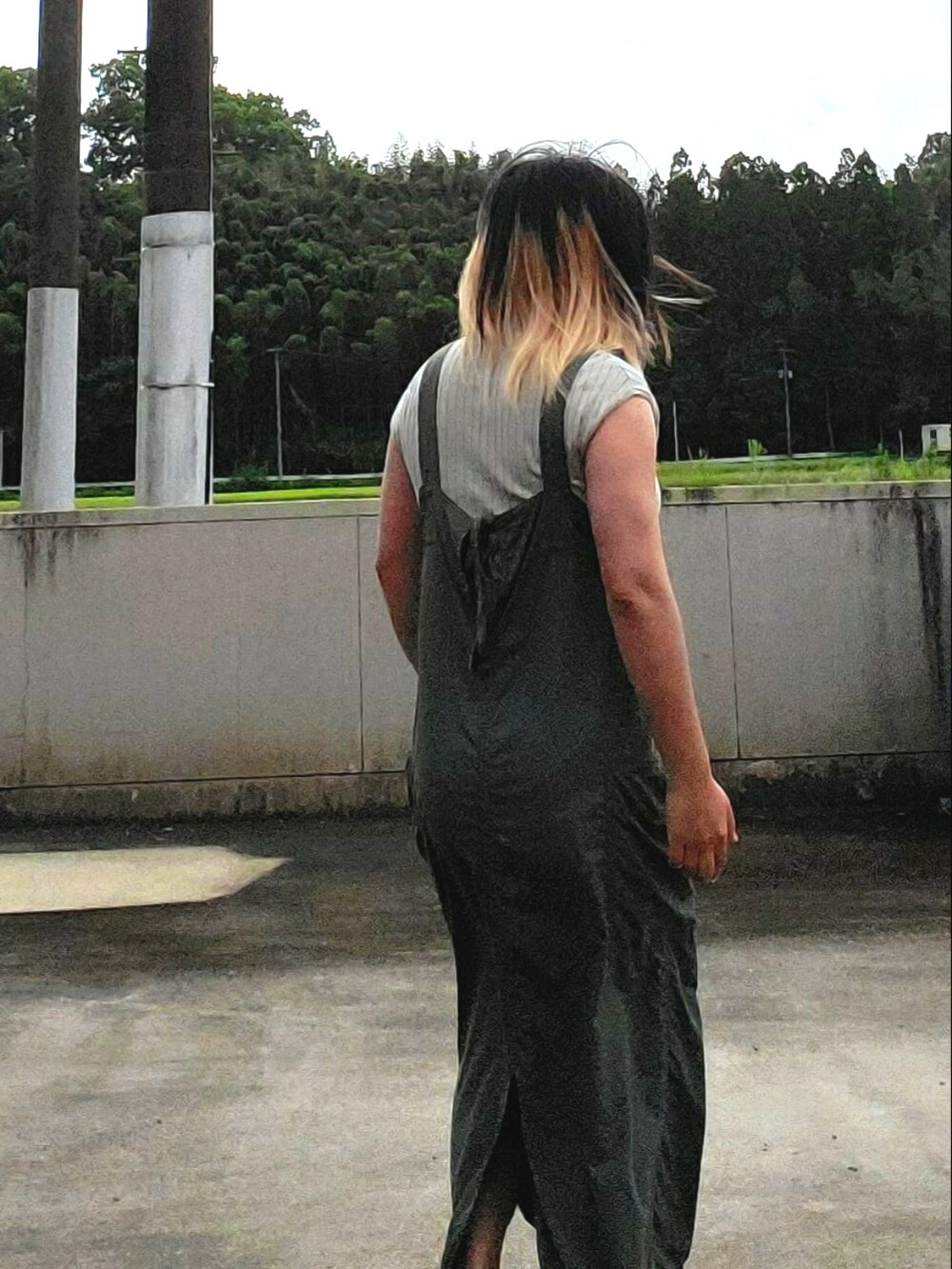 グリーン系のジャンパースカート、ベージュ系のニット/セーター、ブラック系のパンプスを着用したレディースの秋コーディネートの4枚目の写真