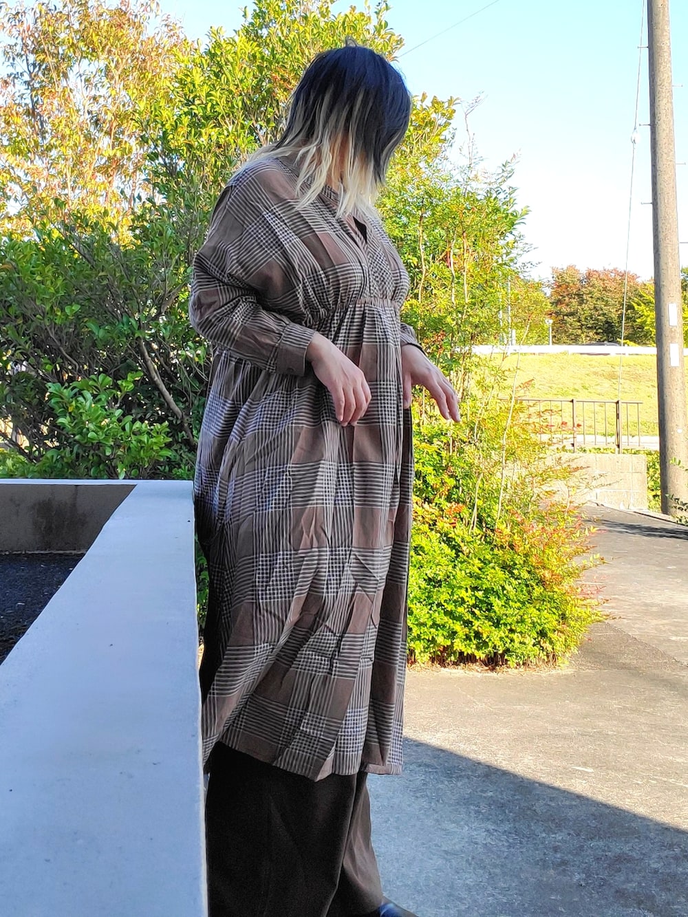 「チェック、ワンピース、ブラウン、URBAN RESEARCH DOORS、chuclla、Lian」｜「URBAN RESEARCH DOORSのチェックスキッパーワンピース（ワンピース、ブラウン系）」を使った、茶みこさん（レディース・165cm）の秋コーディネートの4枚目の写真