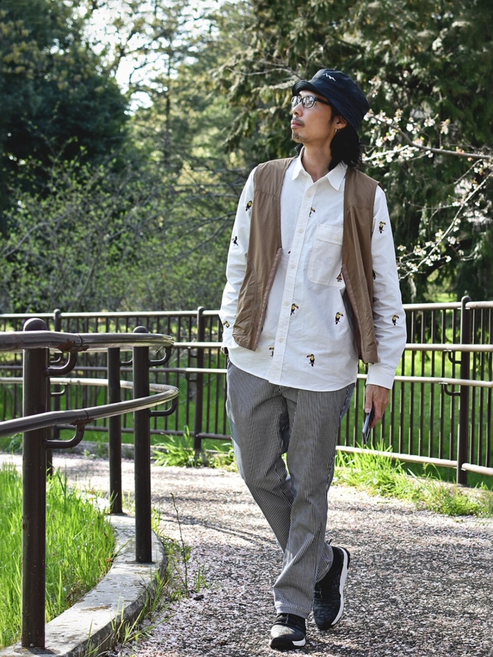 ブルー系のその他パンツ、ブラック系のスニーカー、ホワイト系のシャツ/ブラウスを着用したメンズの春コーディネートの2枚目の写真