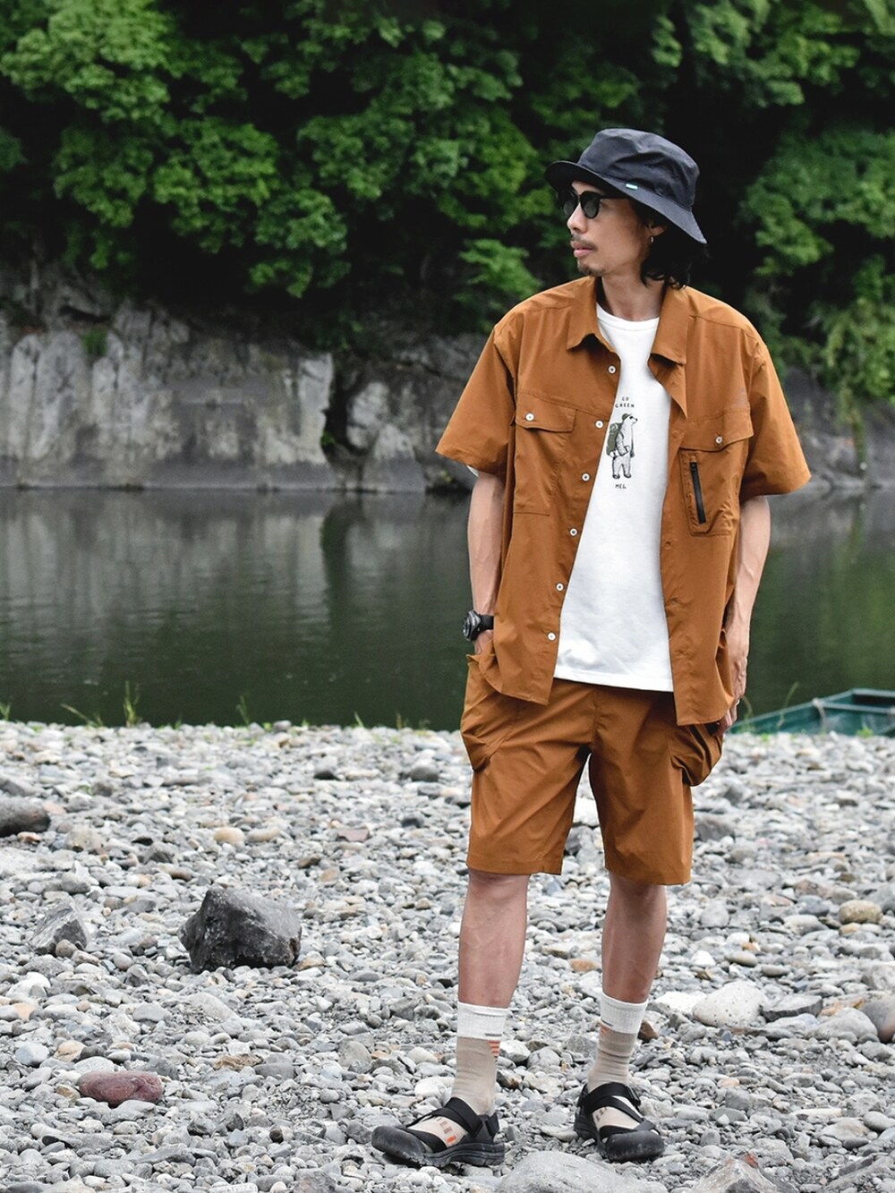 ホワイト系のTシャツ/カットソー、ブラウン系のその他パンツ、ブラウン系のシャツ/ブラウスを着用したメンズの夏コーディネートの2枚目の写真