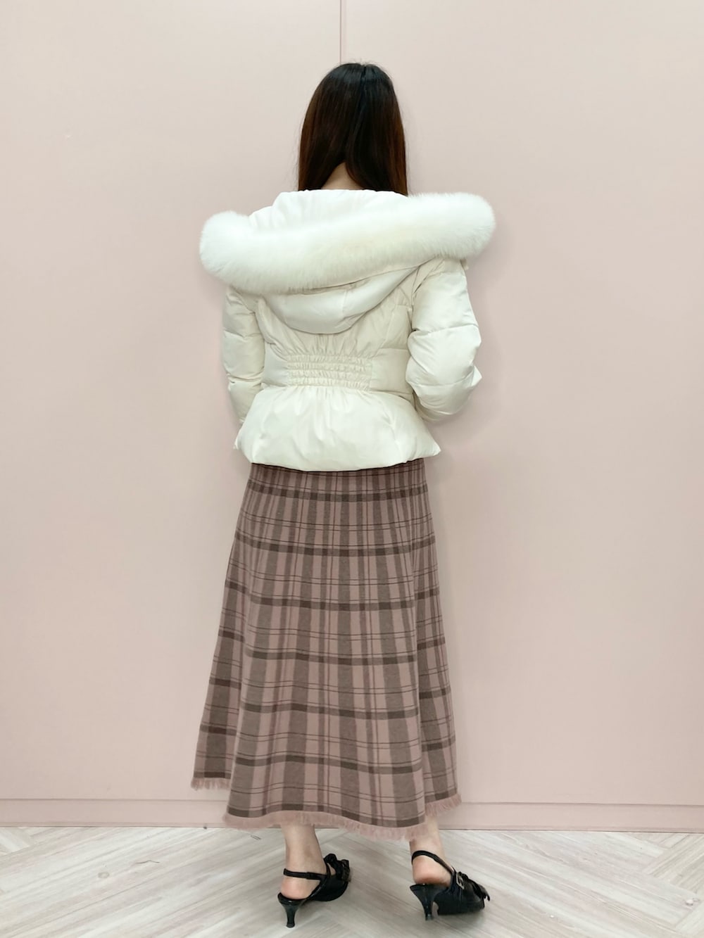 ホワイト系のダウンジャケット/コート、ブラウン系のスカートを着用したレディースの秋コーディネートの2枚目の写真