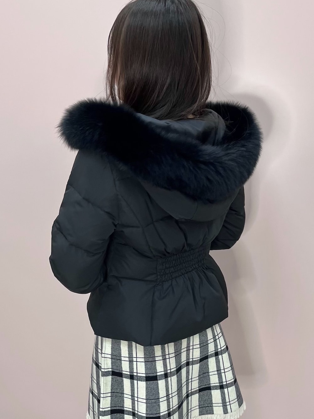 ブラック系のダウンジャケット/コートを着用したレディースの秋コーディネートの2枚目の写真