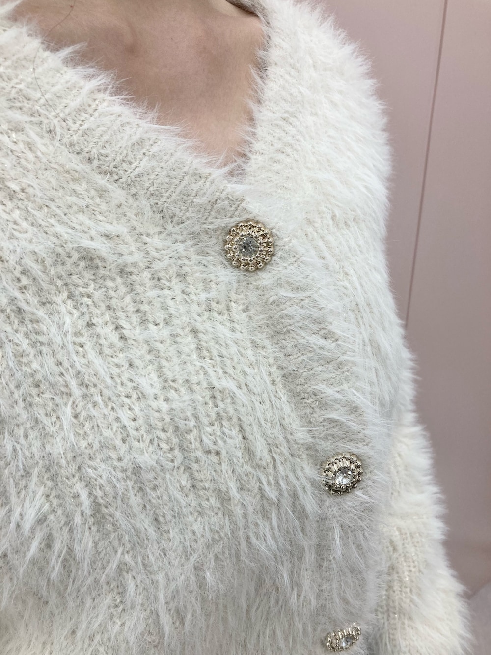 ベージュ系のカーディガン/ボレロを着用したレディースの冬コーディネートの2枚目の写真