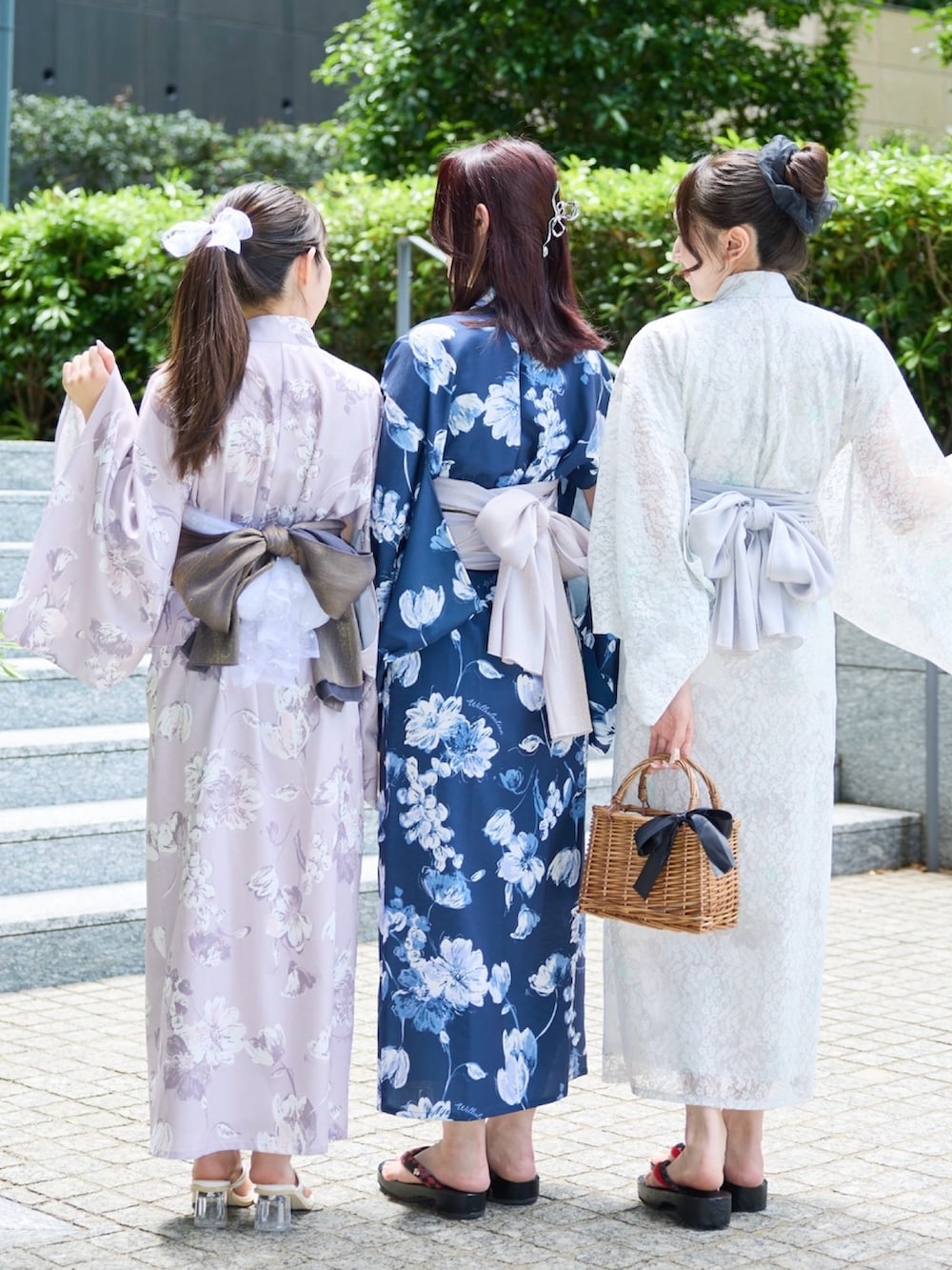 ブルー系のワンピースを着用したレディースの夏コーディネートの2枚目の写真