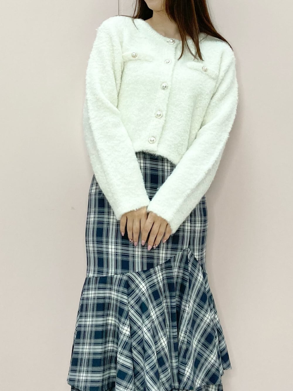 ホワイト系のカーディガン/ボレロ、グレー系のスカートを着用したレディースの秋コーディネートの3枚目の写真