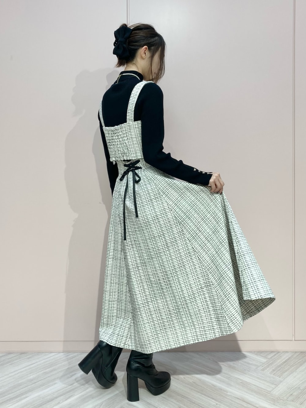 ブラック系のニット/セーター、ホワイト系のその他トップス、ホワイト系のスカートを着用したレディースの秋コーディネートの2枚目の写真