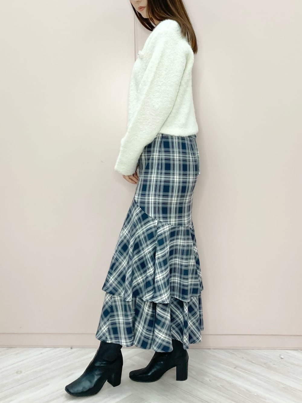 ホワイト系のカーディガン/ボレロ、グレー系のスカートを着用したレディースの秋コーディネートの2枚目の写真