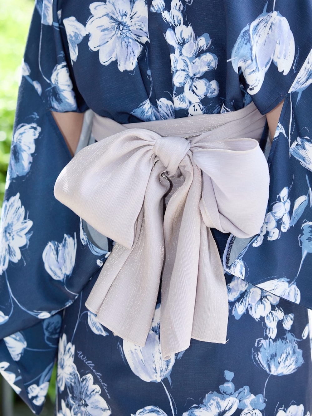 ブルー系のワンピースを着用したレディースの夏コーディネートの3枚目の写真