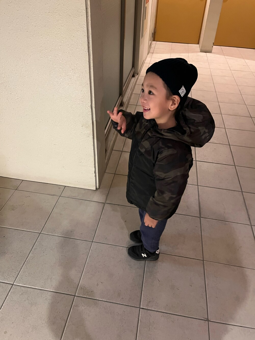 ブラック系のブルゾンを着用したキッズの冬コーディネートの3枚目の写真