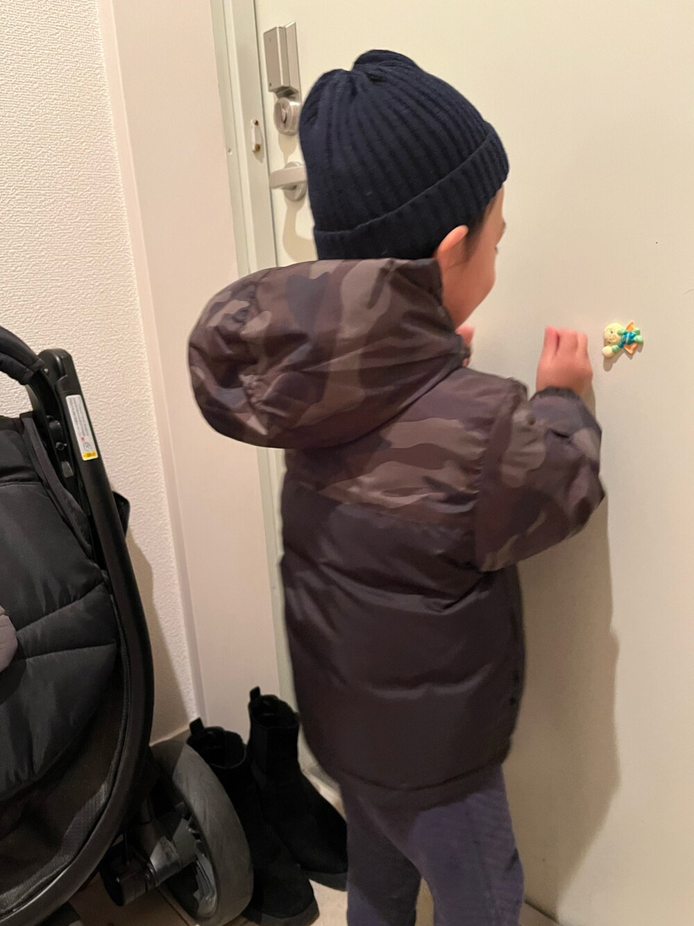 ブラック系のブルゾンを着用したキッズの冬コーディネートの2枚目の写真