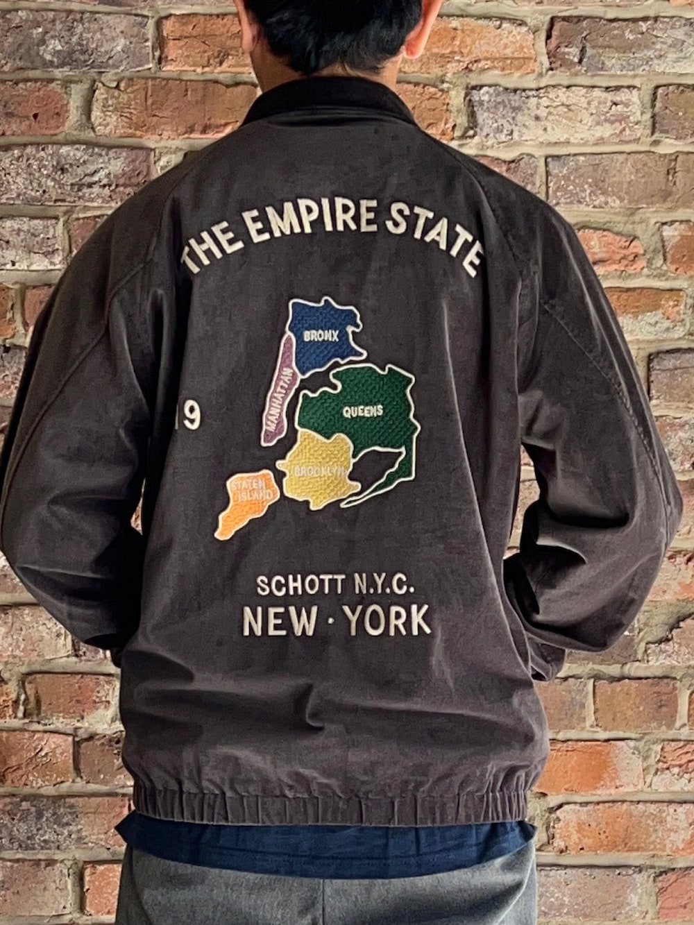 グレー系のブルゾン、グレー系のパンツを着用したメンズの秋コーディネートの4枚目の写真