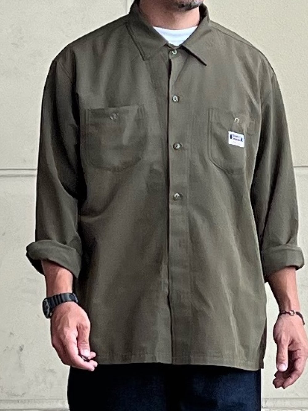 グリーン系のシャツ/ブラウス、ブルー系のデニムパンツを着用したメンズの夏コーディネートの2枚目の写真