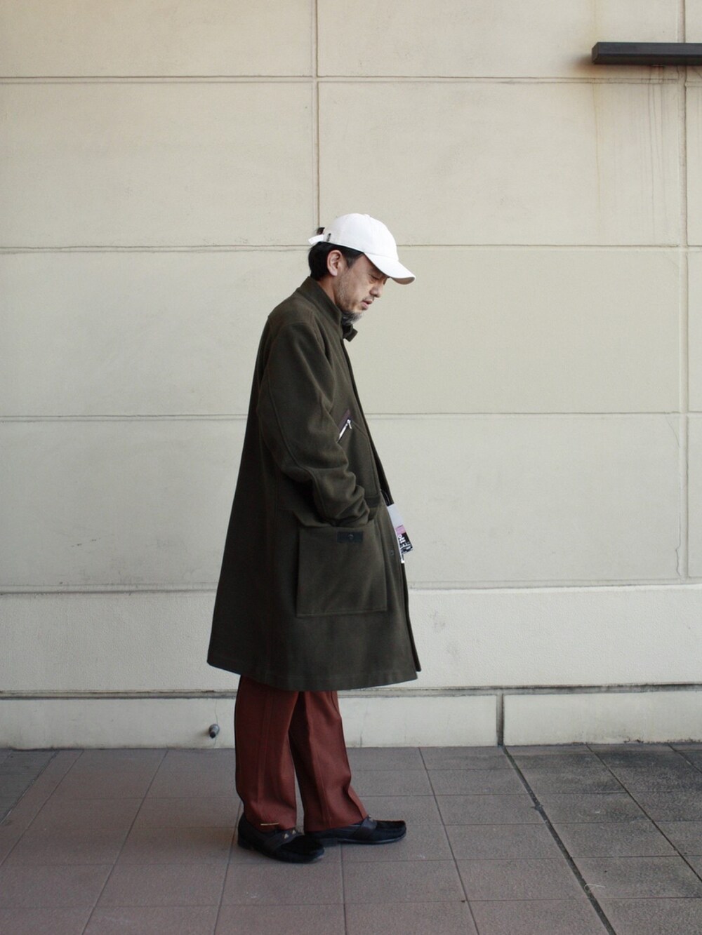 グリーン系のジャケット/アウター、ブラウン系のその他パンツを着用したメンズの冬コーディネートの2枚目の写真