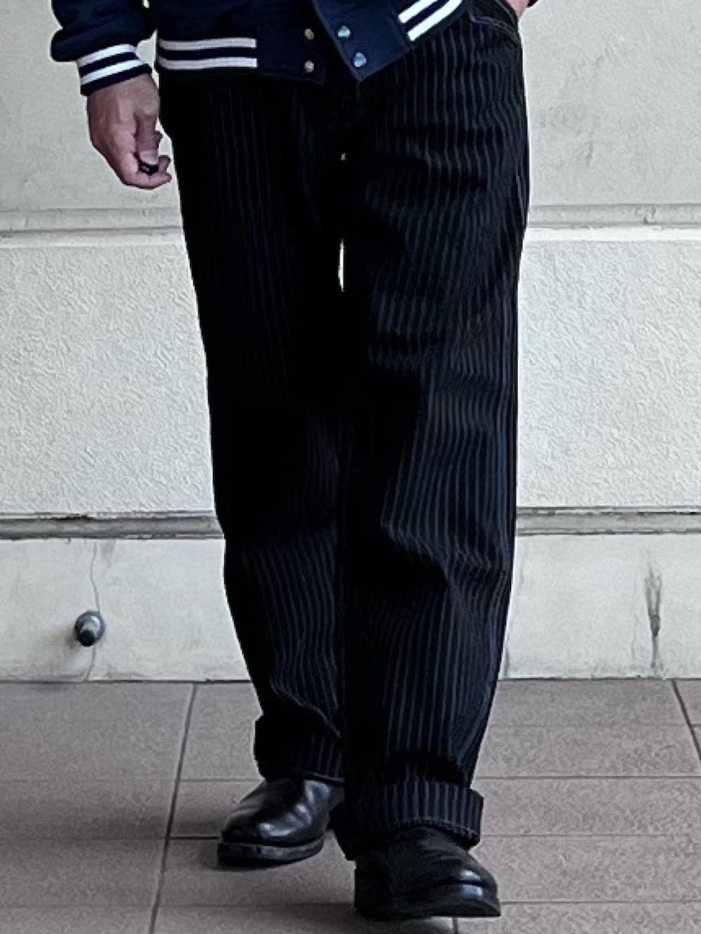 ブラック系のその他パンツ、ブルー系のスウェットを着用したメンズの冬コーディネートの3枚目の写真