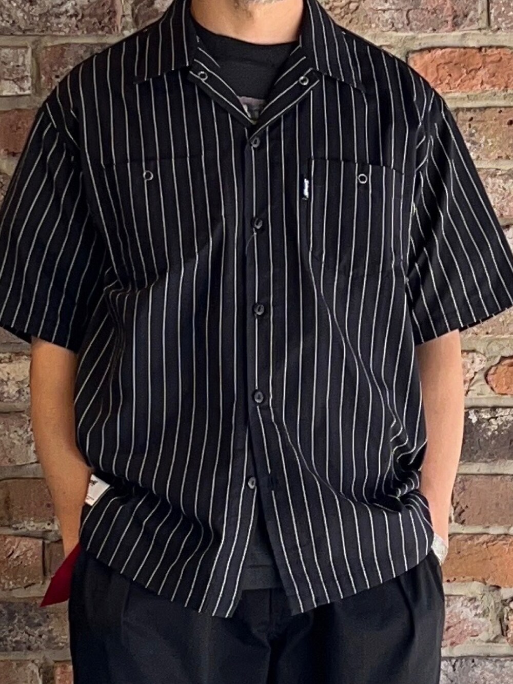 ブラック系のその他パンツ、ブラック系のシャツ/ブラウスを着用したメンズの春コーディネートの2枚目の写真