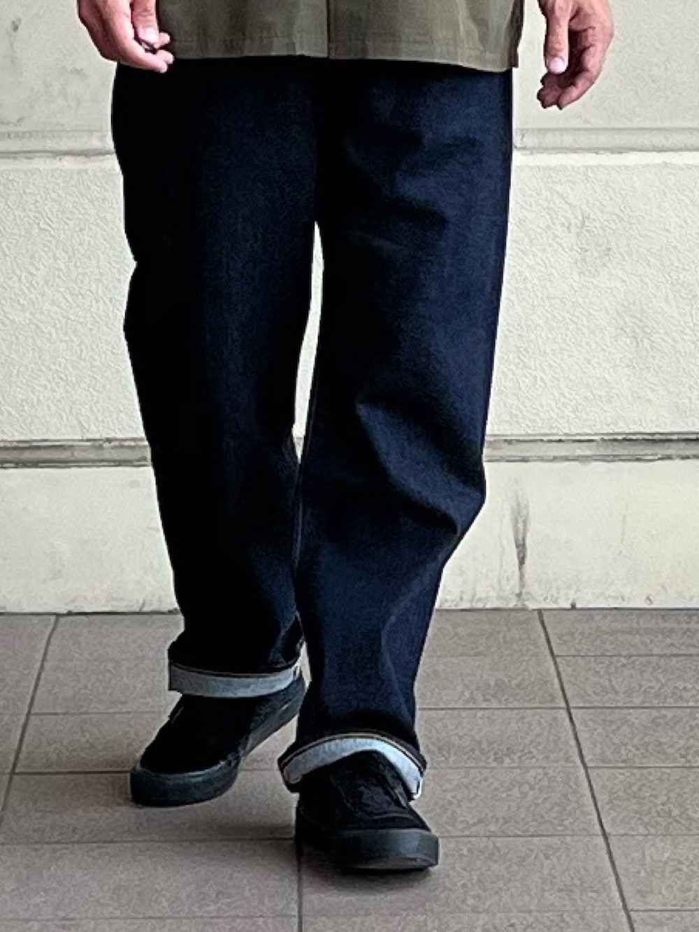 グリーン系のシャツ/ブラウス、ブルー系のデニムパンツを着用したメンズの夏コーディネートの3枚目の写真