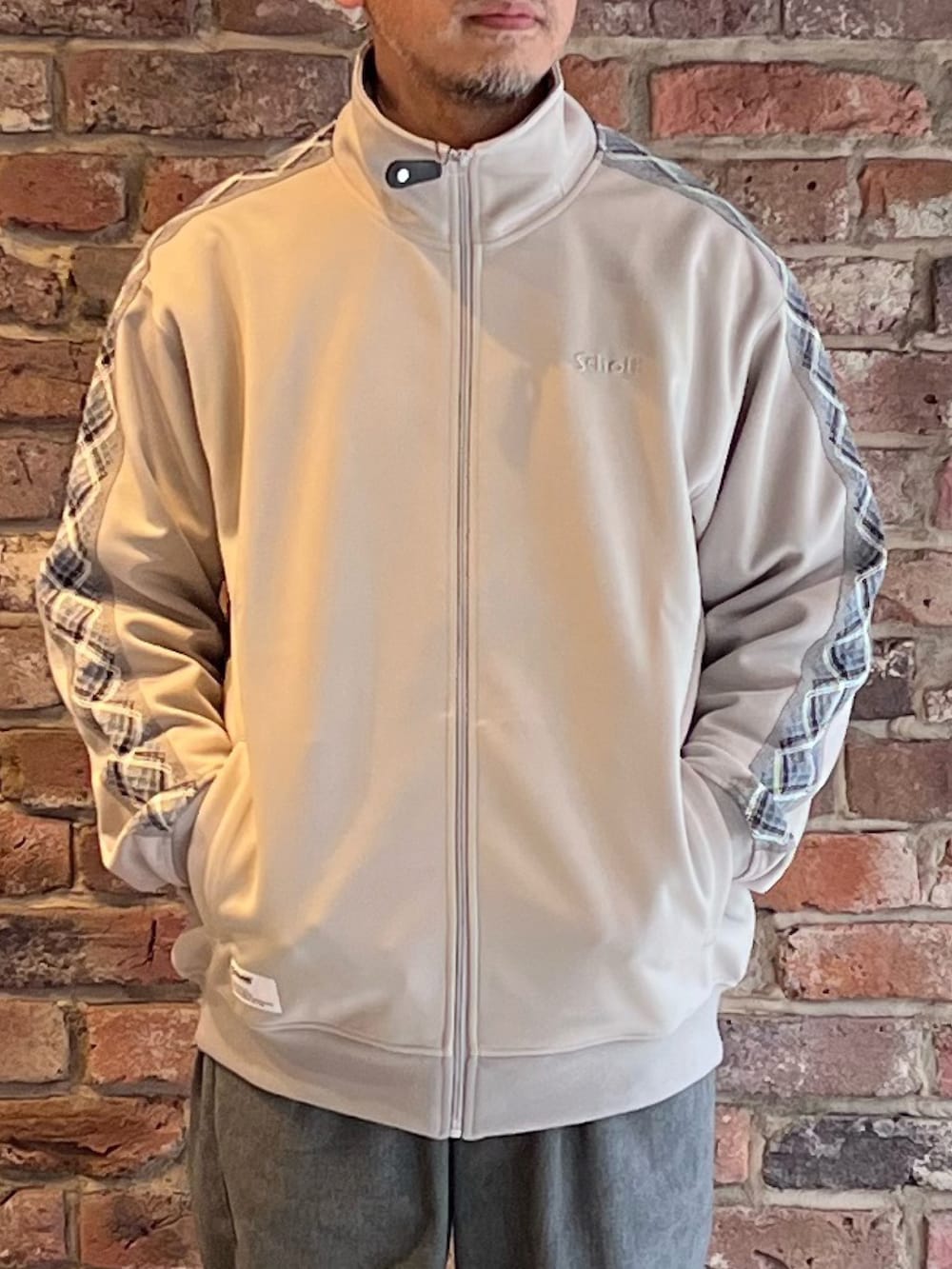 グレー系のチノパンツを着用したメンズの冬コーディネートの2枚目の写真