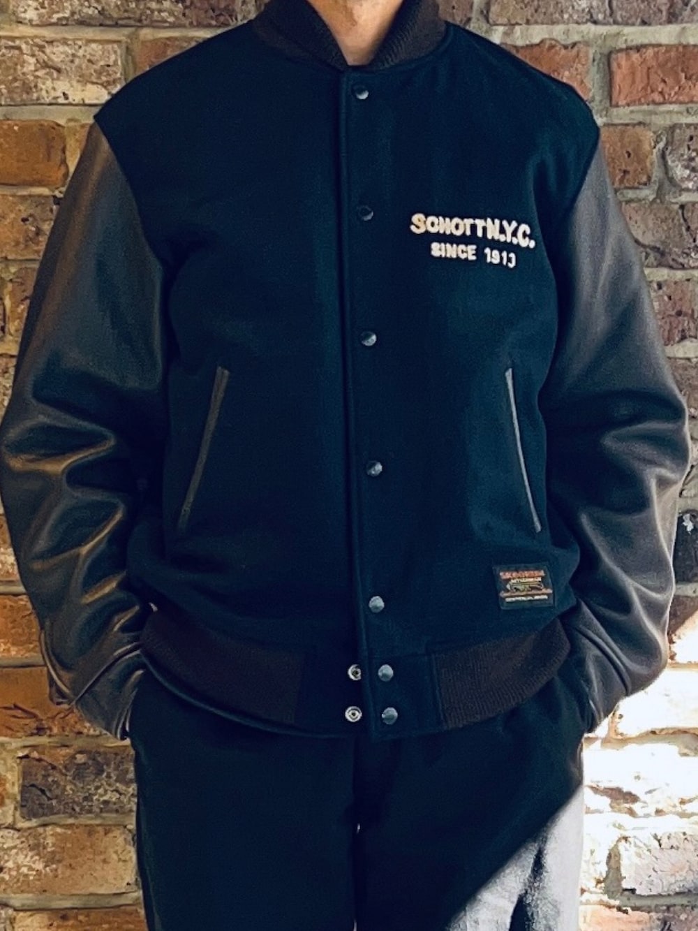 schottのスタジャンを使った「ネイビー」の人気ファッション